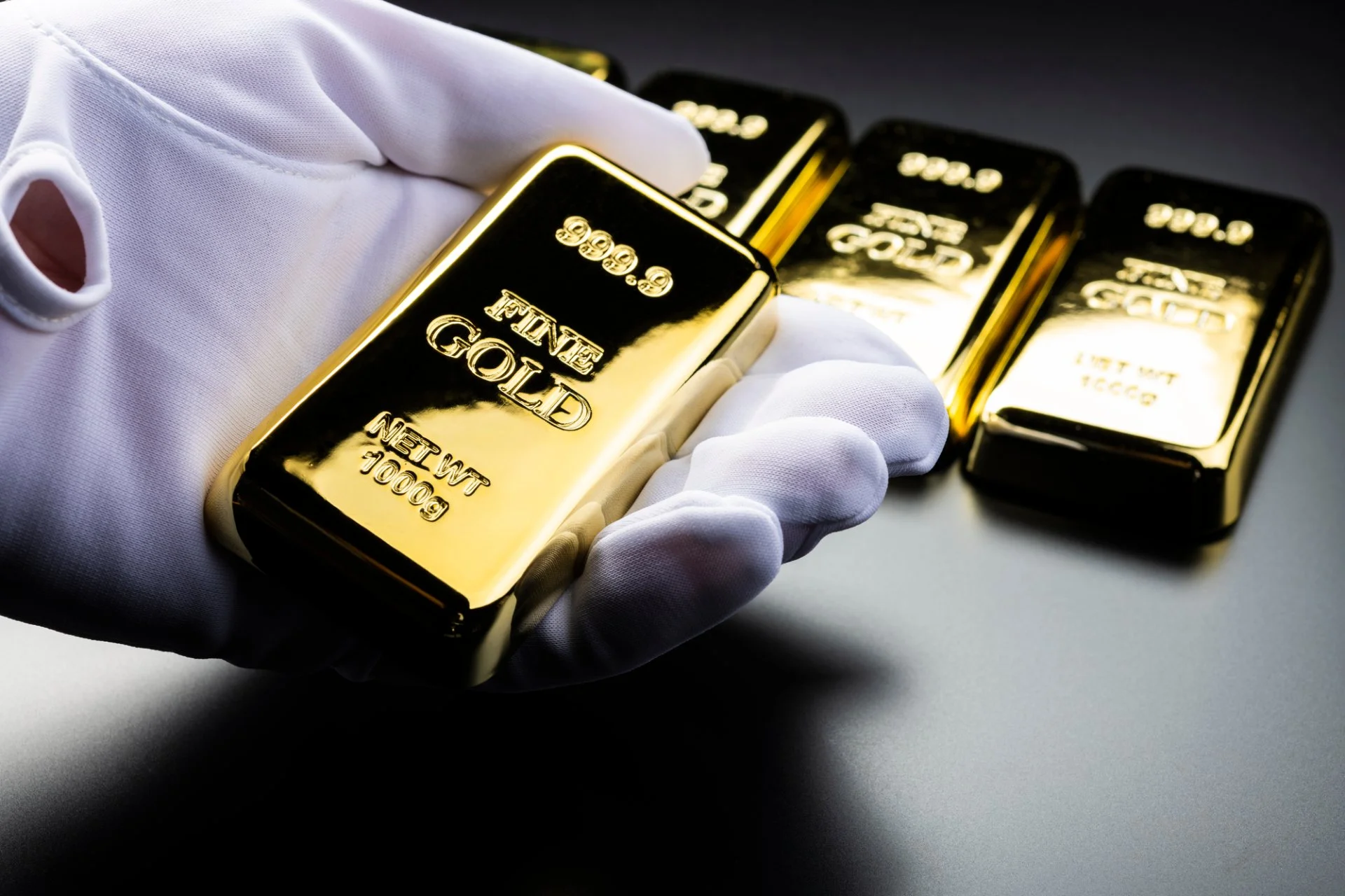 ダイヤモンドの指輪と金色のネックレスを並べたジュエリー